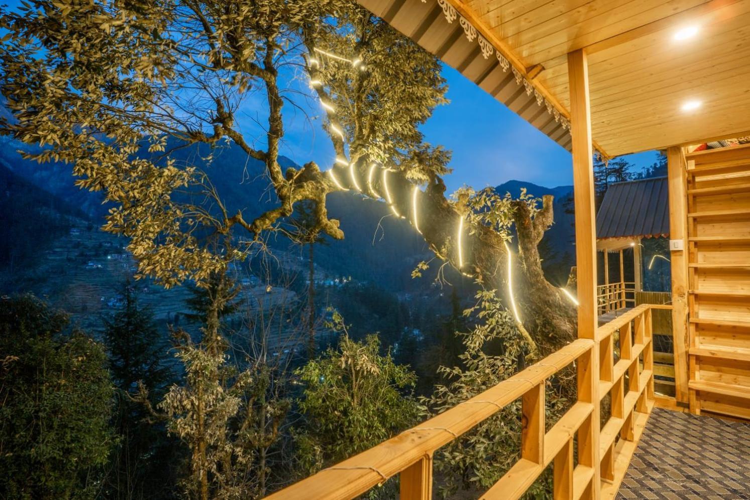 Into The Woods Treehouse Jibhi Villa Ngoại thất bức ảnh