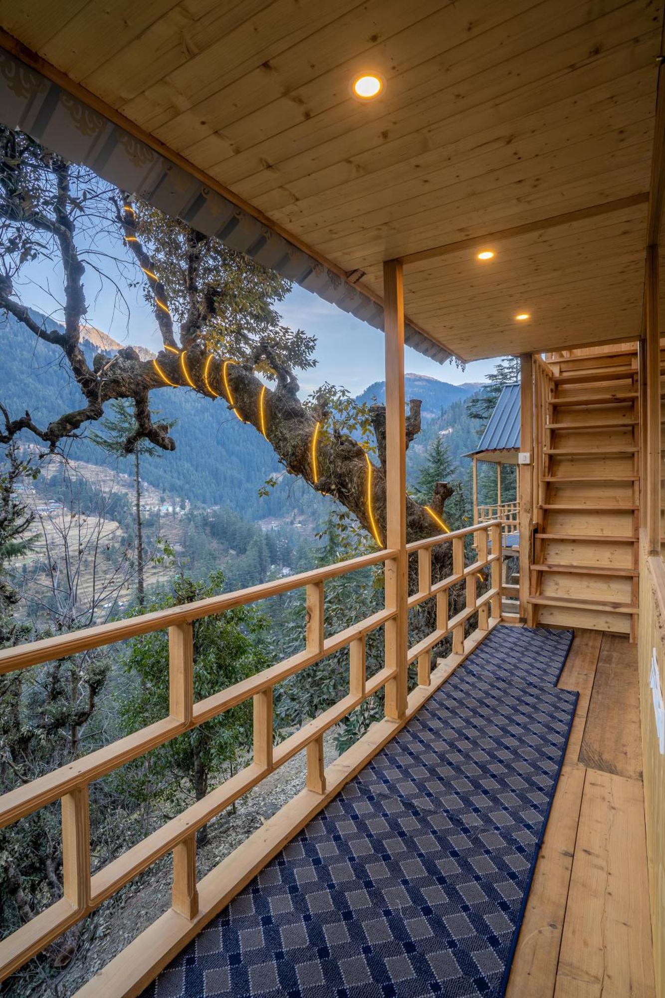 Into The Woods Treehouse Jibhi Villa Ngoại thất bức ảnh